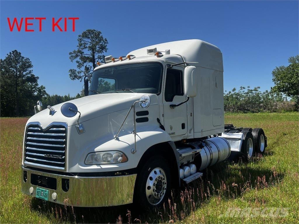 Mack CXU 613 牵引车