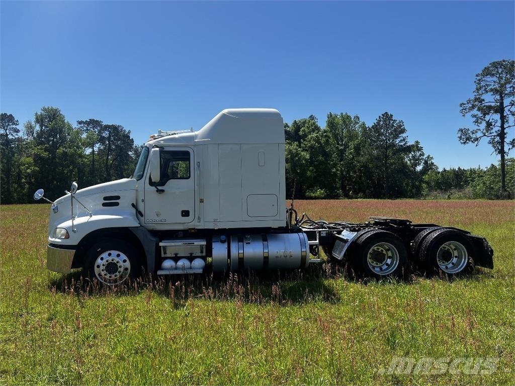 Mack CXU 613 牵引车