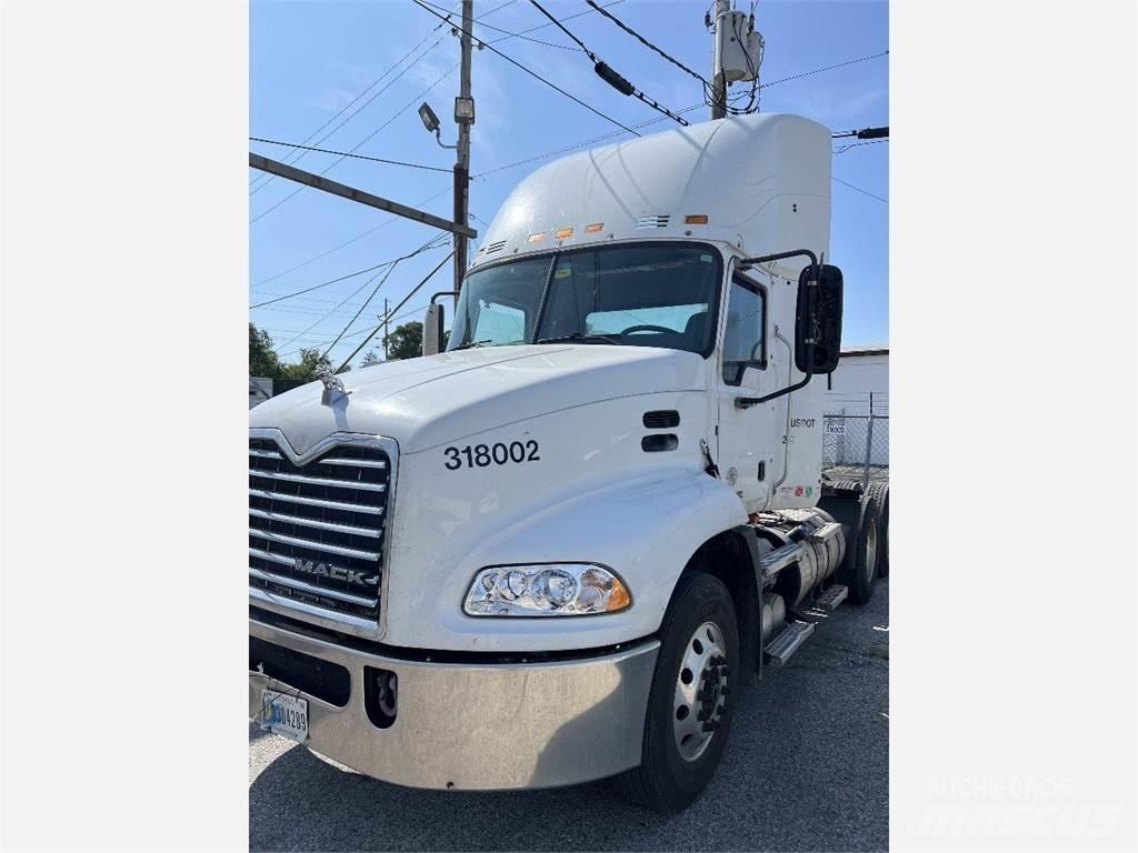 Mack CXU613 牵引车