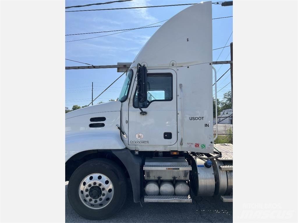 Mack CXU613 牵引车