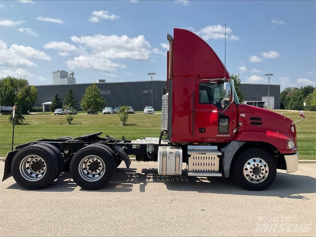 Mack CXU613 牵引车