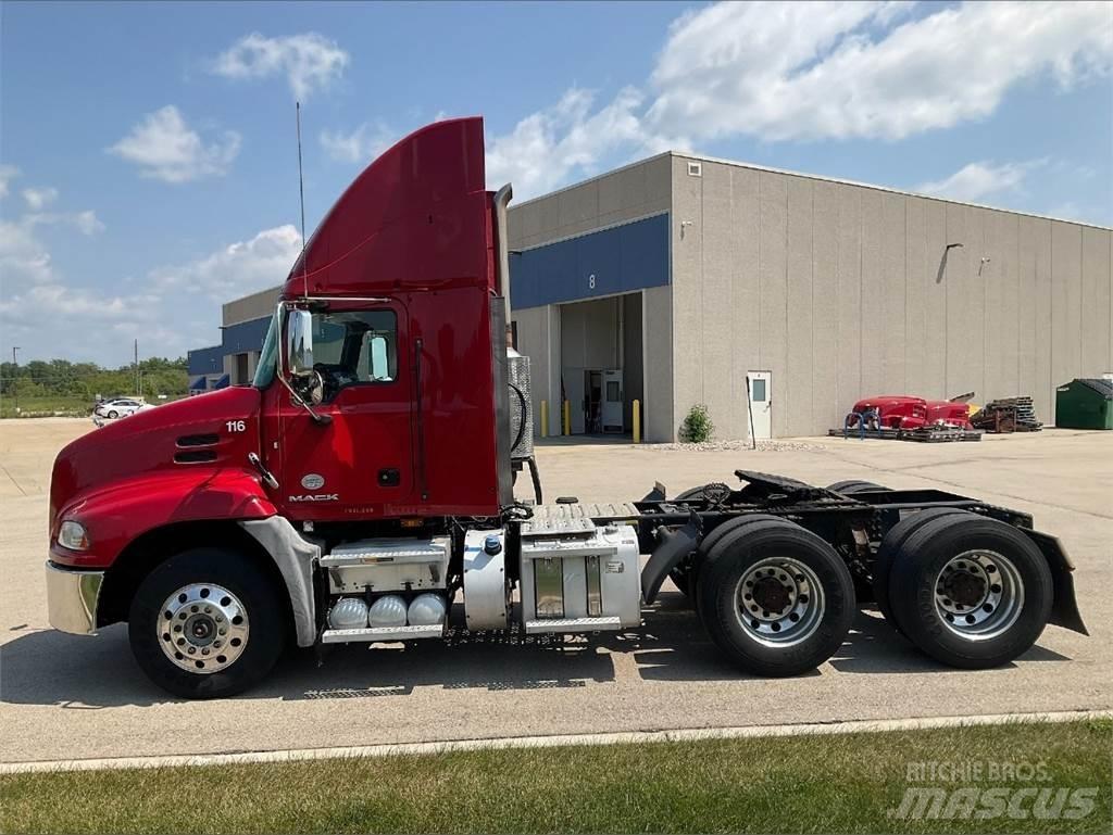 Mack CXU613 牵引车