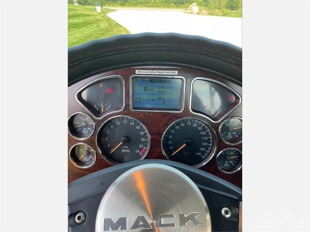 Mack CXU613 牵引车