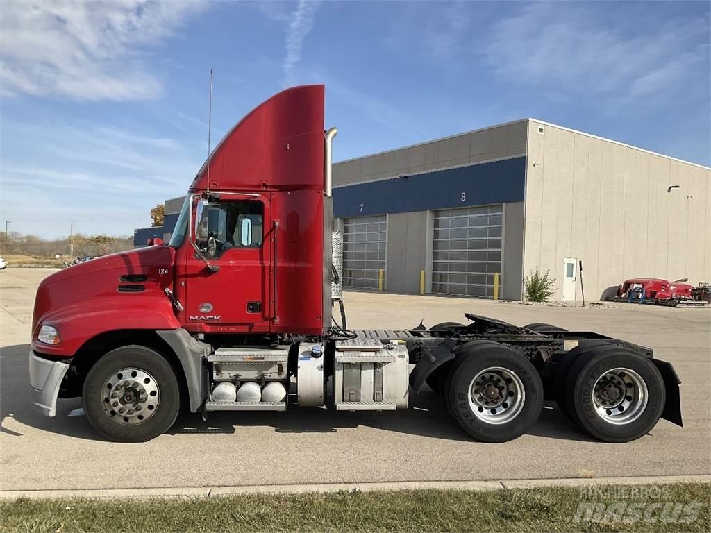Mack CXU613 牵引车