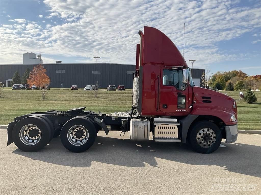 Mack CXU613 牵引车