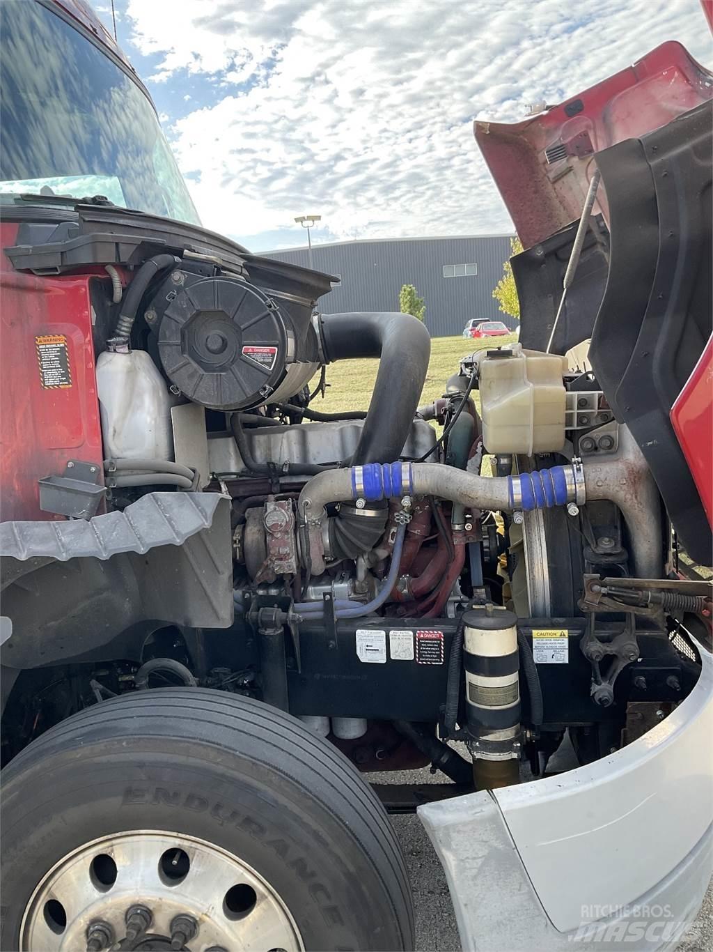 Mack CXU613 牵引车