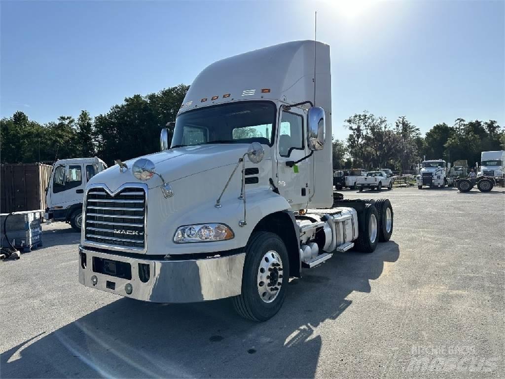 Mack CXU613 牵引车