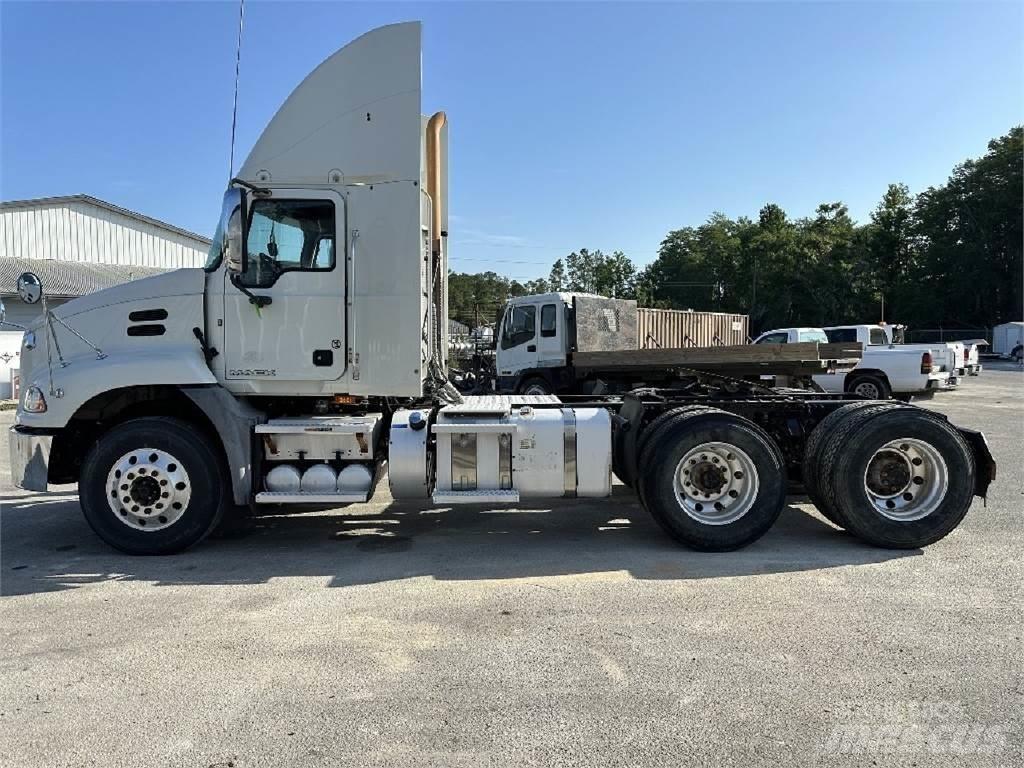 Mack CXU613 牵引车