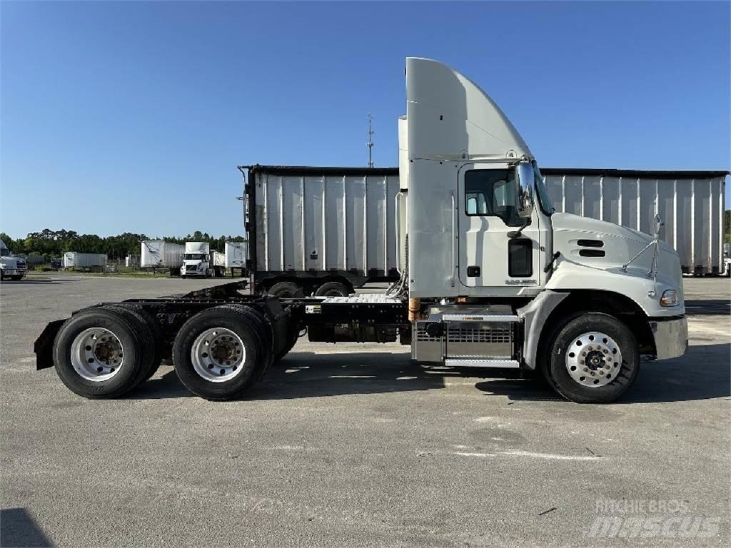 Mack CXU613 牵引车