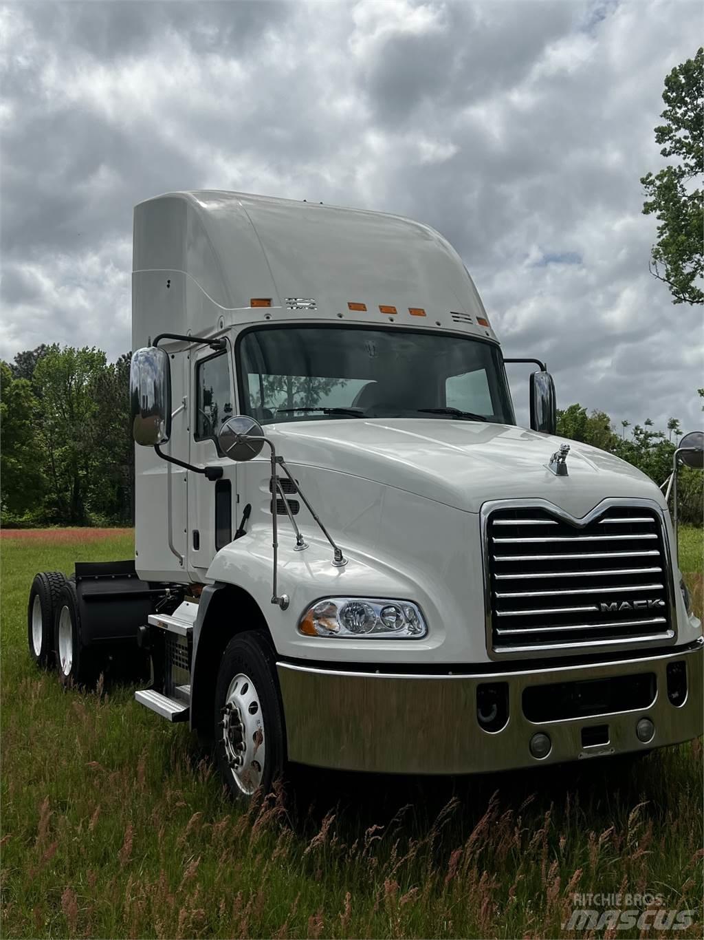 Mack CXU613 牵引车
