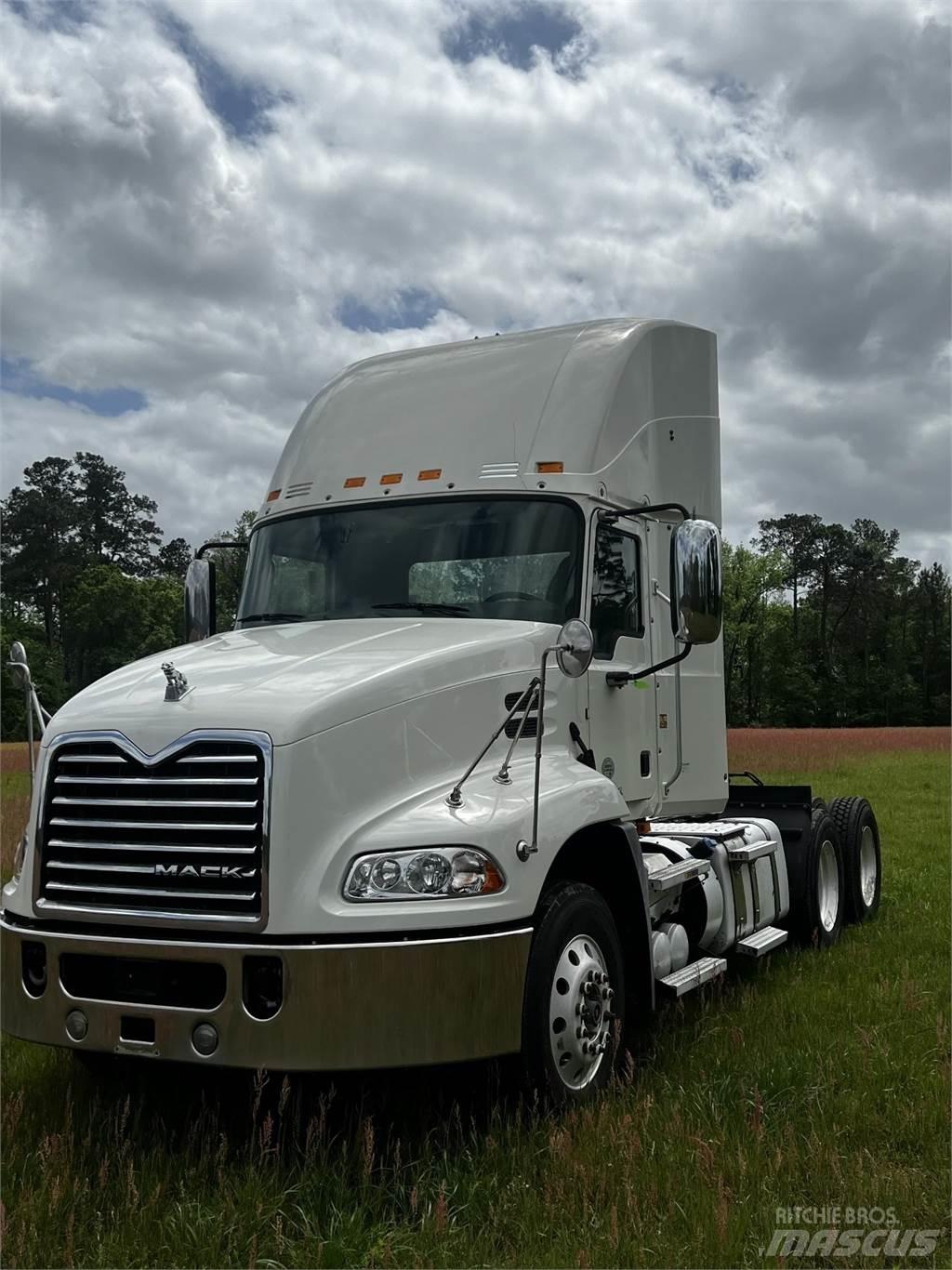 Mack CXU613 牵引车