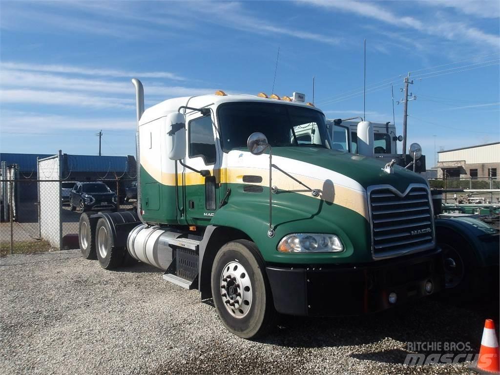 Mack CXU613 牵引车