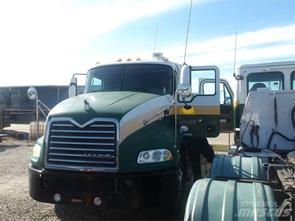 Mack CXU613 牵引车