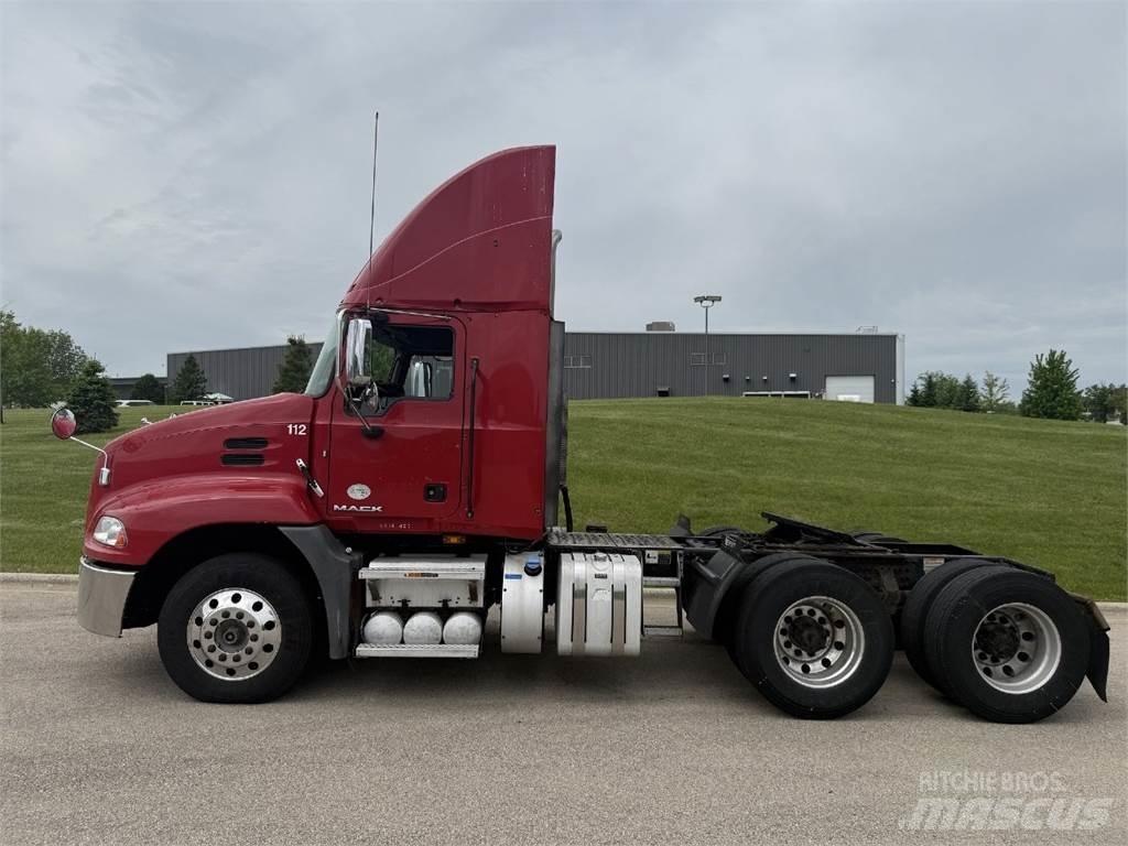 Mack CXU613 牵引车