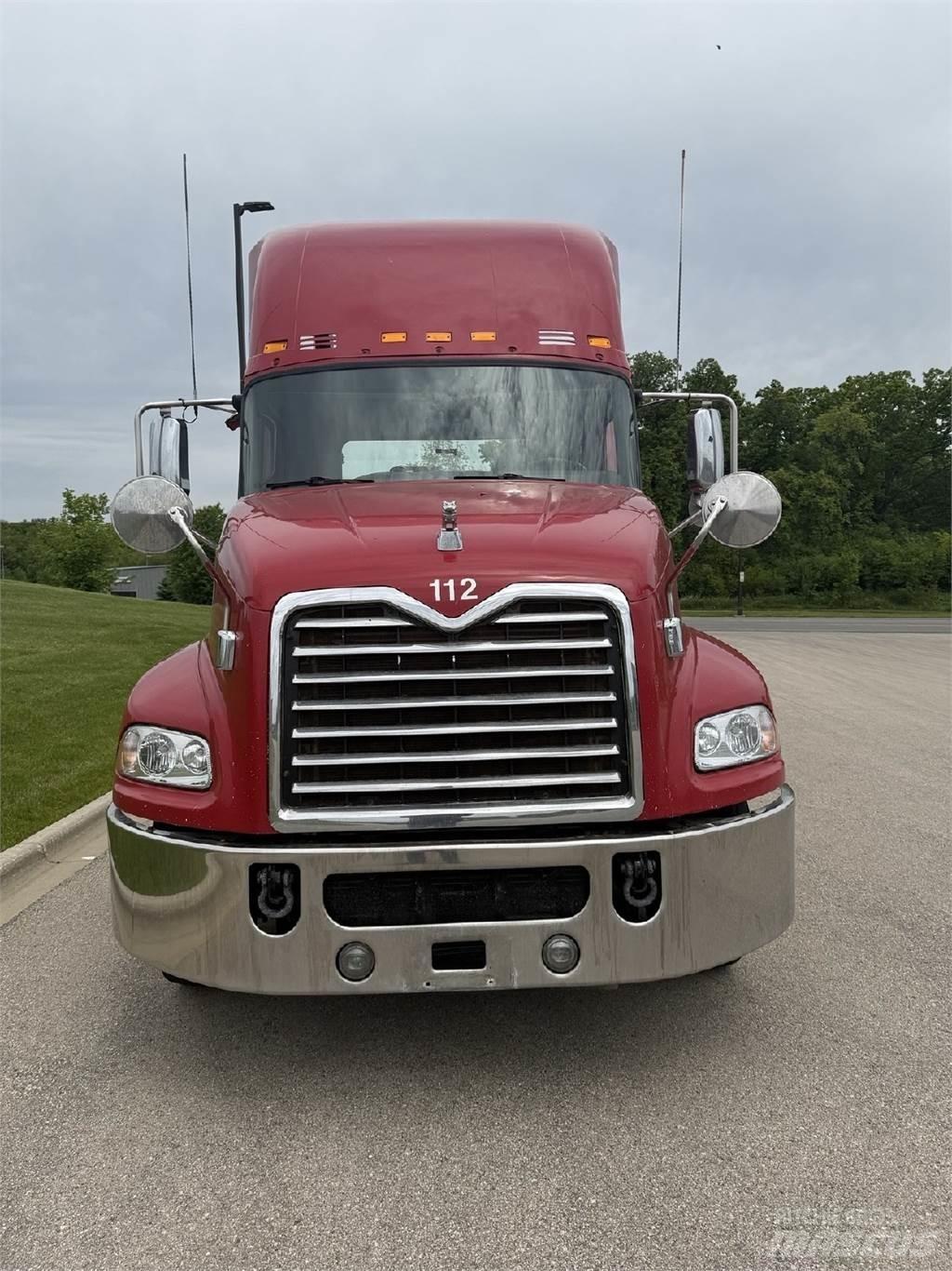 Mack CXU613 牵引车