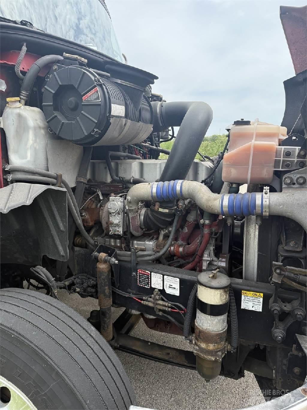 Mack CXU613 牵引车