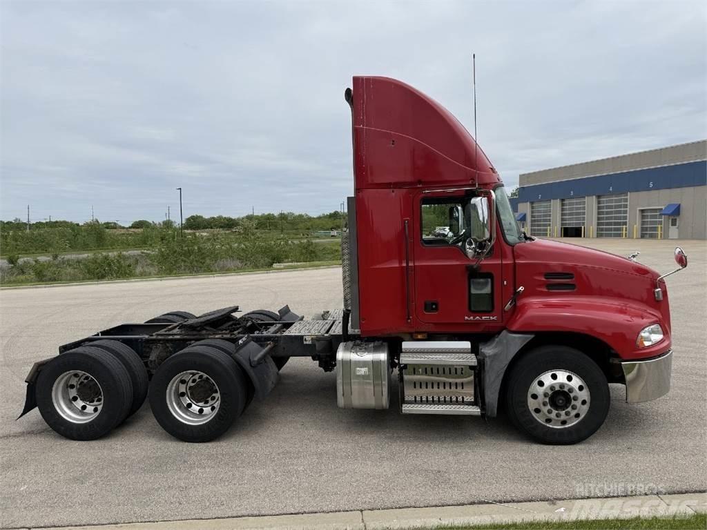 Mack CXU613 牵引车