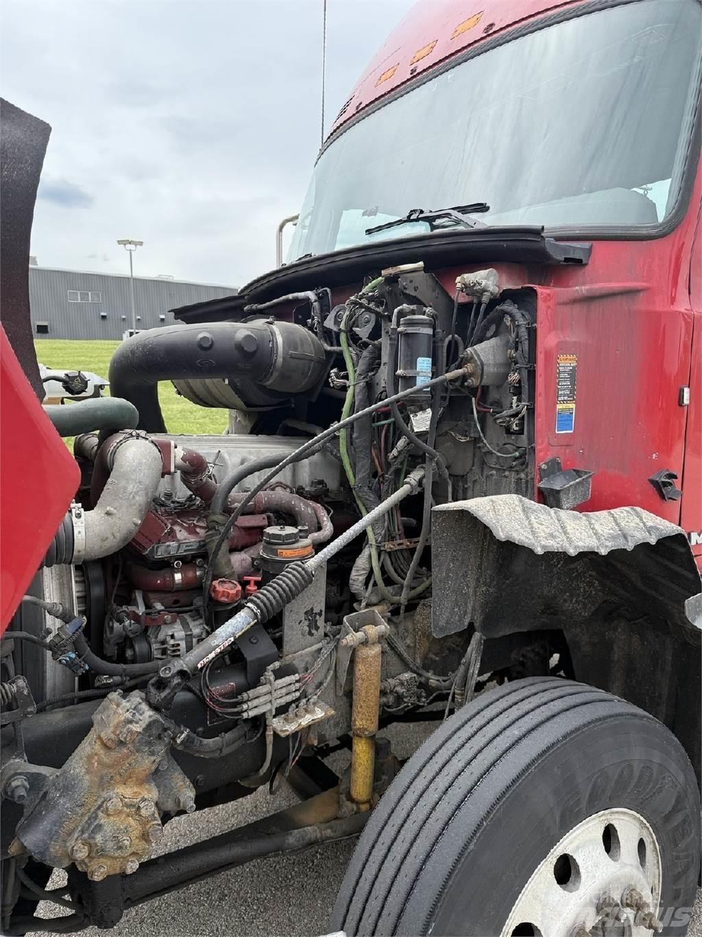 Mack CXU613 牵引车