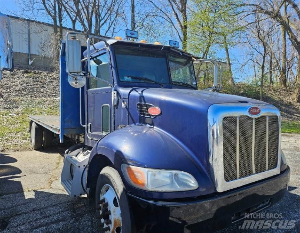 Peterbilt 337 平板栏板货车