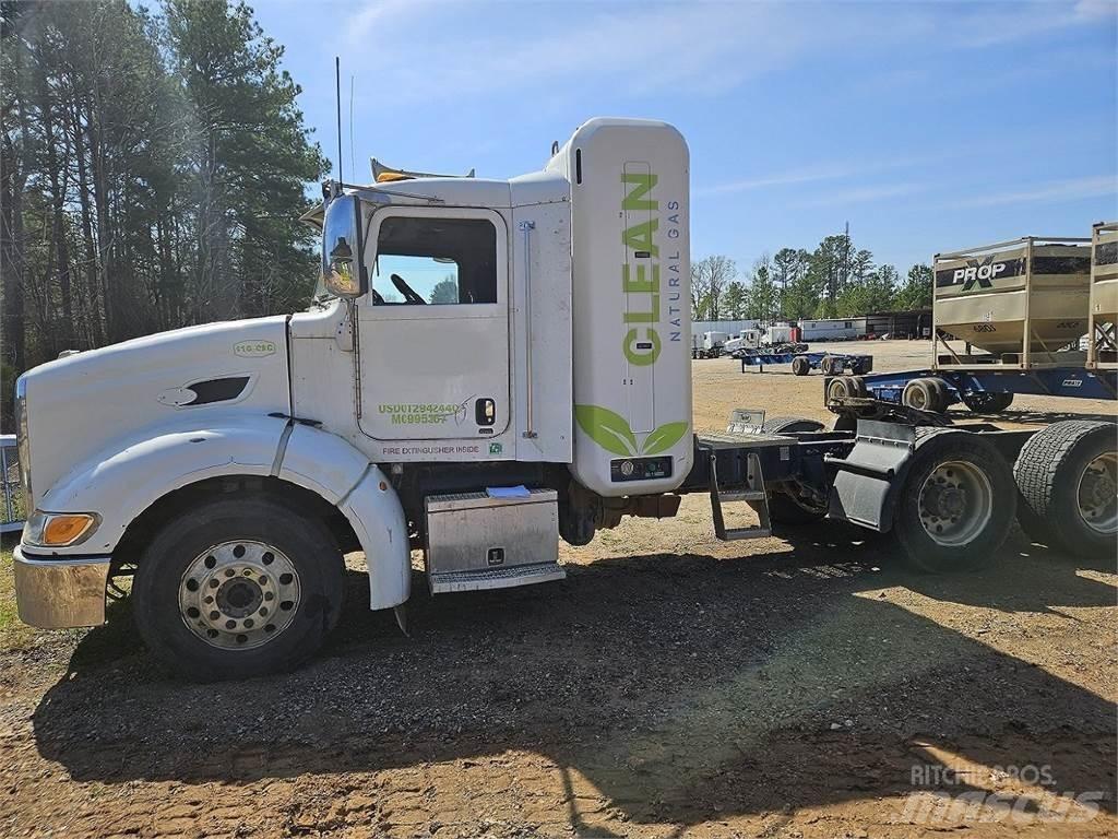 Peterbilt 384 牵引车