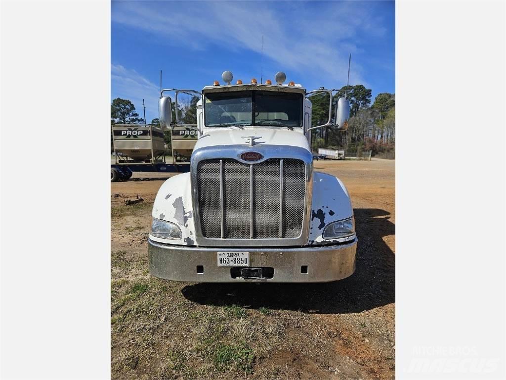 Peterbilt 384 牵引车