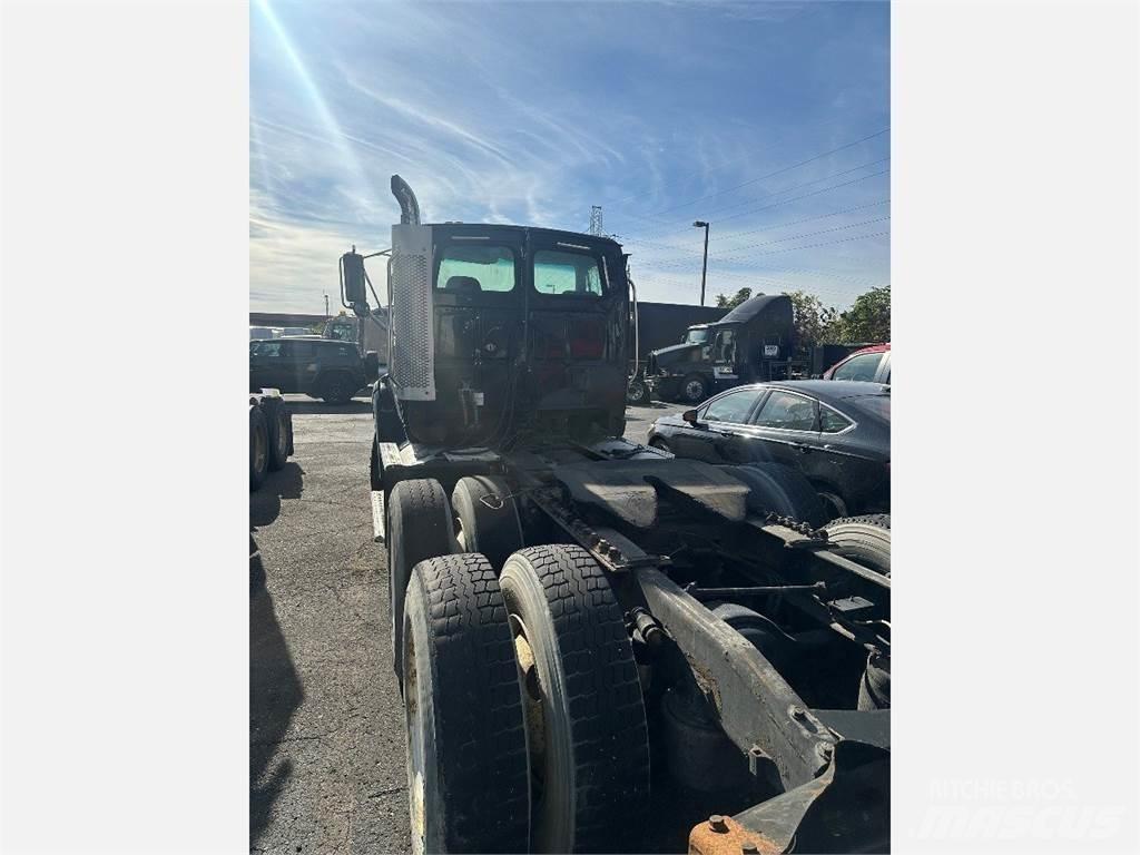 Sterling A9500 牵引车
