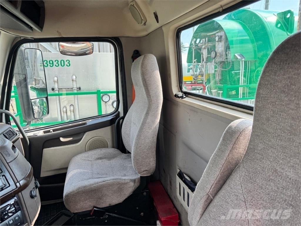Volvo VNM64T200 牵引车