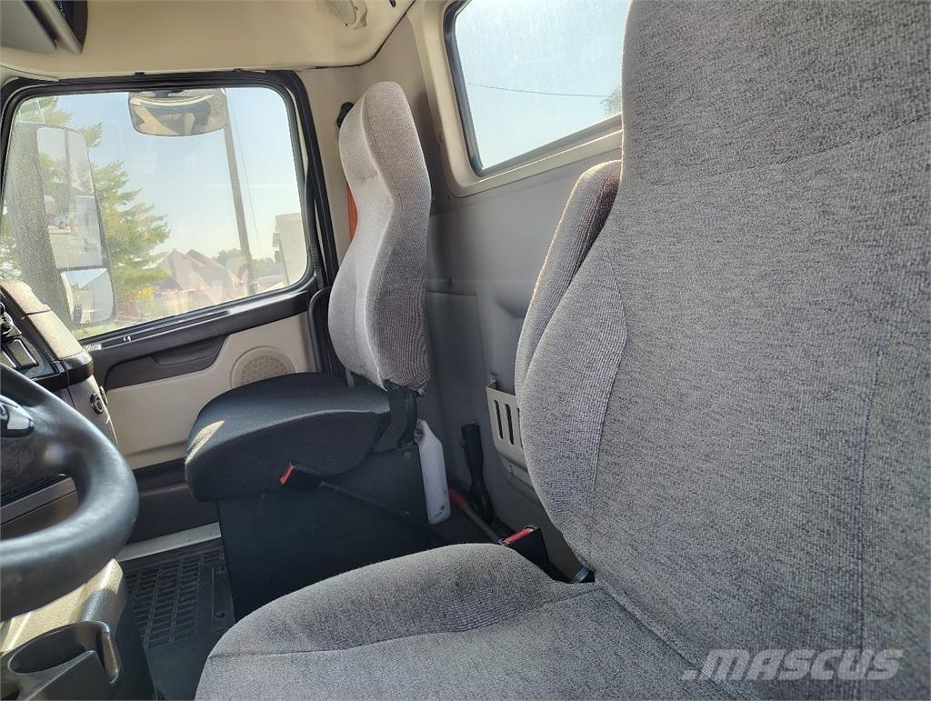Volvo VNM64T200 牵引车