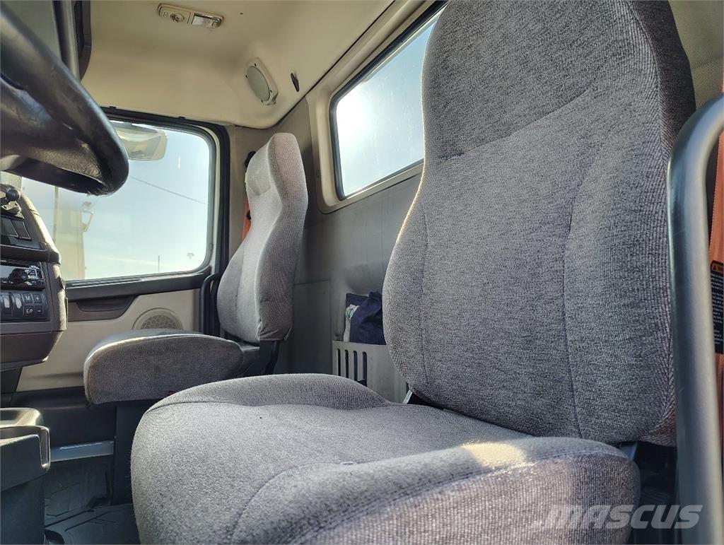 Volvo VNM64T200 牵引车