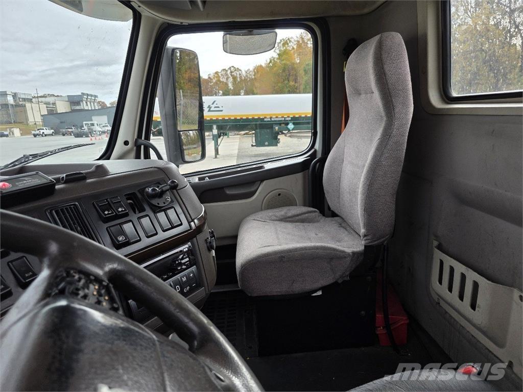Volvo VNM64T200 牵引车