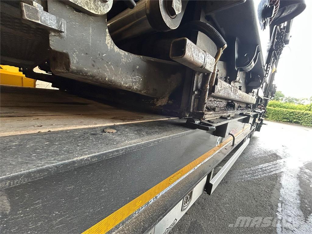  P7820C P7820C 沥青摊铺机