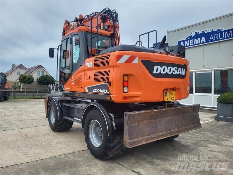 Doosan DX140W-5 轮式挖掘机