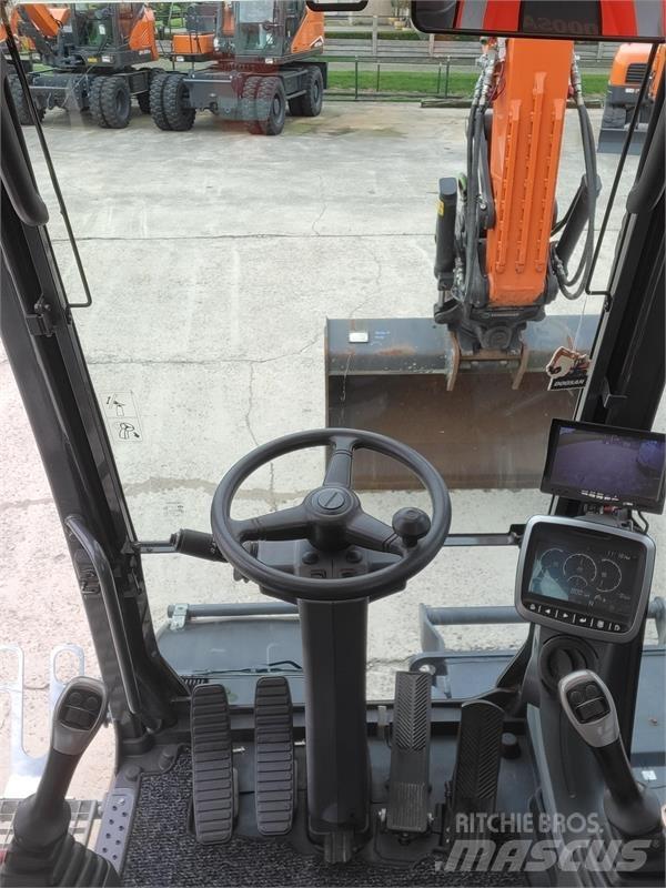 Doosan DX140W-5 轮式挖掘机
