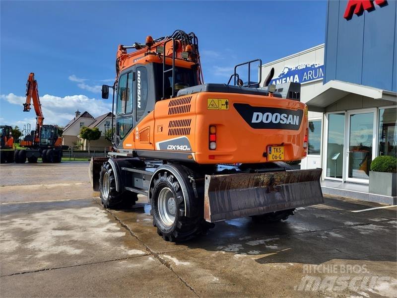 Doosan DX140W-5 轮式挖掘机