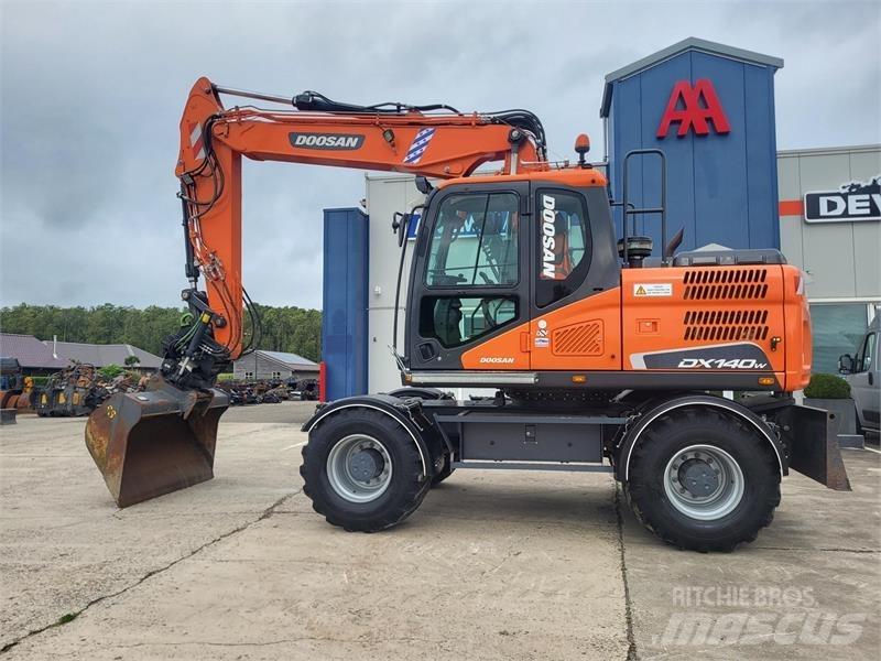 Doosan DX140W-5 轮式挖掘机