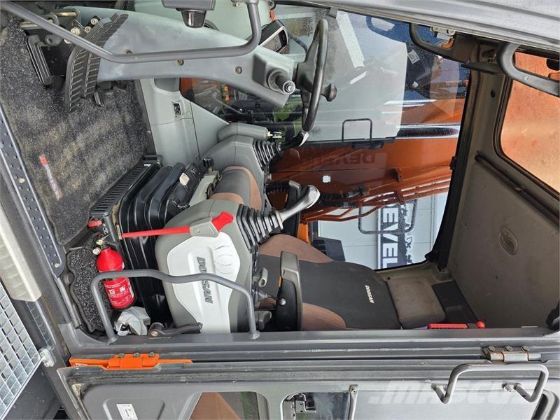 Doosan DX170W-5 轮式挖掘机