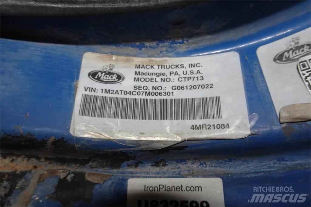 Mack CTP713 混凝土搅拌车
