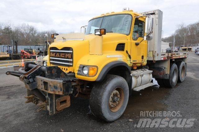 Mack CV713 平板栏板货车