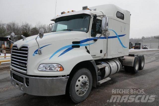 Mack CXU613 牵引车