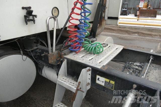 Mack CXU613 牵引车