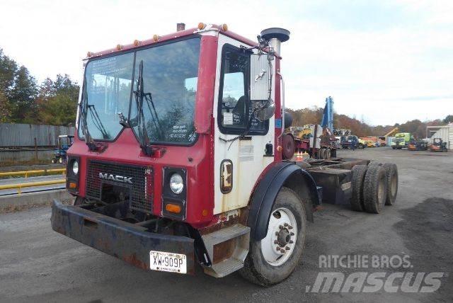 Mack MR688S 平板车