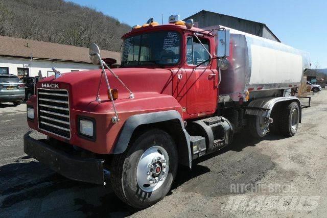 Mack RD690P 油罐车