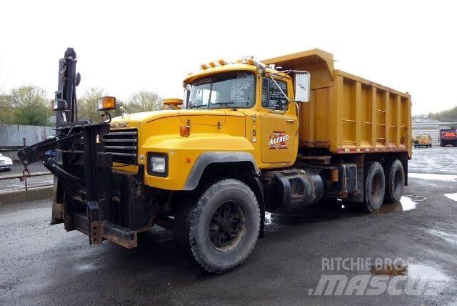 Mack RD690S 自卸式货车