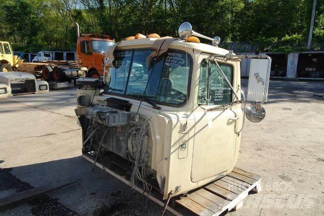 Mack RD690S 驾驶室与内部