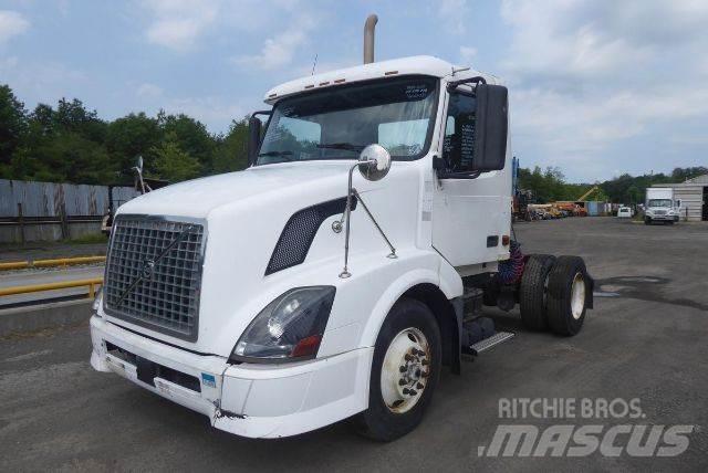 Volvo VNL42T 平板车