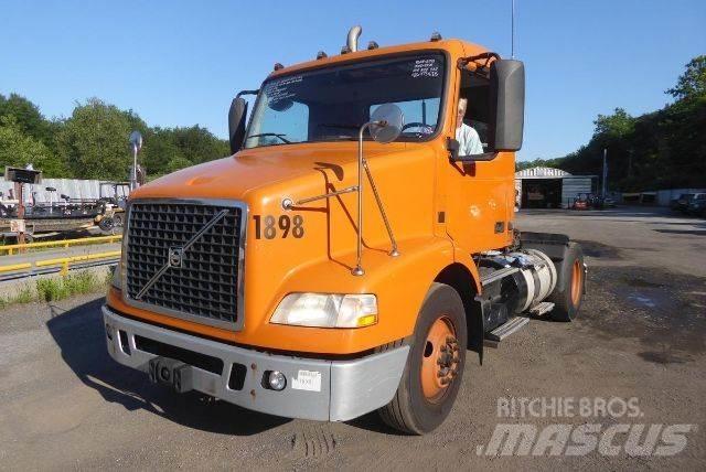Volvo VNM42T 平板车