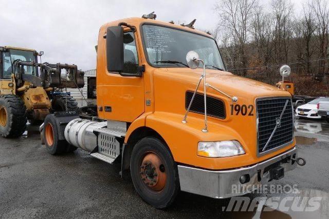 Volvo VNM42T 平板车