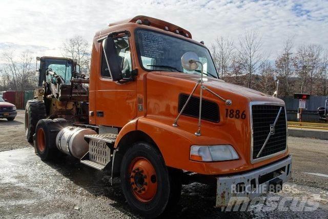 Volvo VNM42T 平板车