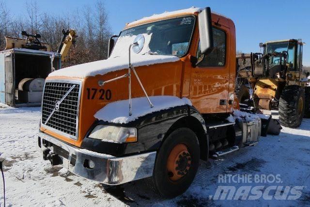 Volvo VNM42T 平板车