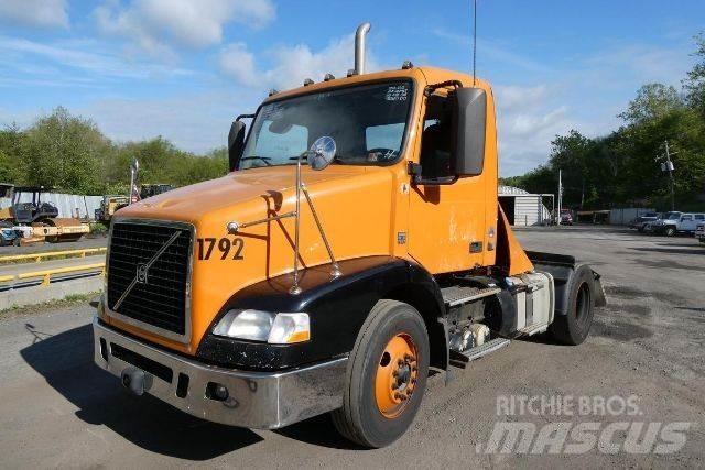 Volvo VNM42T 平板车